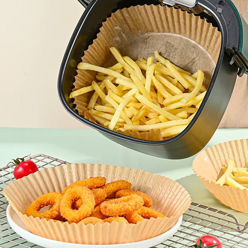 I CasAmici | Carta da Forno Rotonda a Cestello per Friggitrice ad Aria | 50 Fogli Monouso | Diametro 20 cm con Bordo 4,5 cm | 100% Biodegradabile | PFAS Free | Resistente fino a 230°C