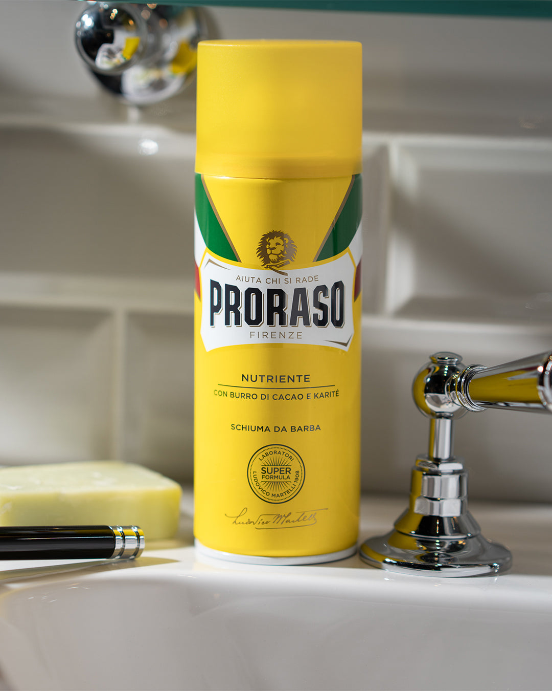 Pelle secca? Scegli la Schiuma da Barba Nutriente Proraso. Arricchita con Burro di Cacao e Karité, è ricca di emollienti che ammorbidiscono il pelo, facilitano la rasatura e donano sollievo alla pelle. Un effetto nutriente che trasforma la tua routine in un vero momento di benessere