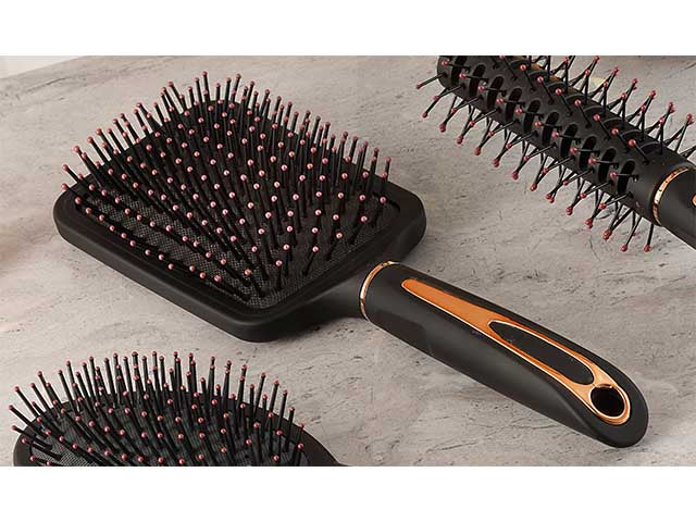 AD Trend Spazzola per Capelli Ergonomica 25,5 cm | Azione Districante e Massaggiante | Design Moderno Soft Touch | Per Tutti i Tipi di Capelli