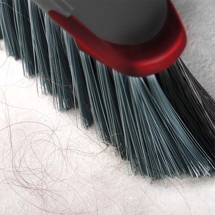 Vileda Scopa Classica 2in1 | Design Specialista per Angoli e Fessure | Doppie Fibre in PET Riciclato | Cattura Polvere, Peli e Capelli | Ideale per Tutti i Pavimenti Interni