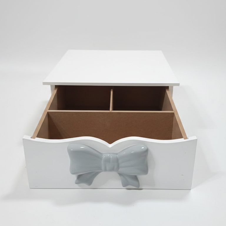 Giardini di Marzo Portacialde in Legno Bianco 33x27x10 cm | Cassetto con 3 Scompartimenti Interni | Manico a Fiocco Simil Ceramica | Organizzatore per Capsule e Accessori Caffè