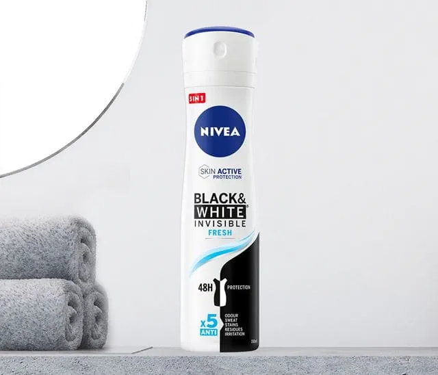 NIVEA Black & White Invisible Fresh Spray 150ml | Protezione 5in1 Anti-Macchie | Anti-Traspirante 48h | Zero Residui & Freschezza Intensa