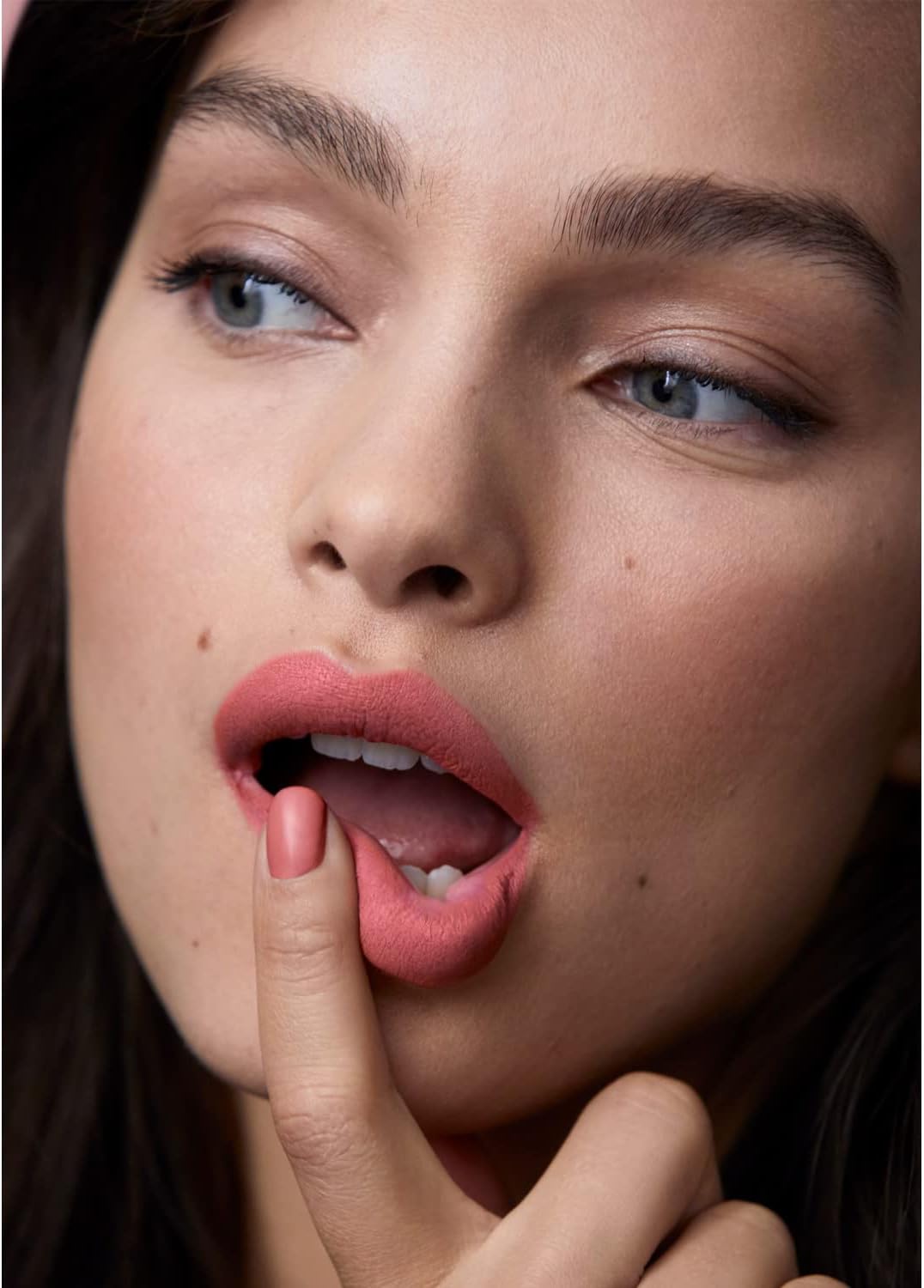 L'Oréal Paris Matte Crayon Rossetto Matitone – Finish Ultra Opaco e Comfort Estremo – Formula Waterproof No-Transfer con Olio di Jojoba e Vitamine per Labbra Definite 24H