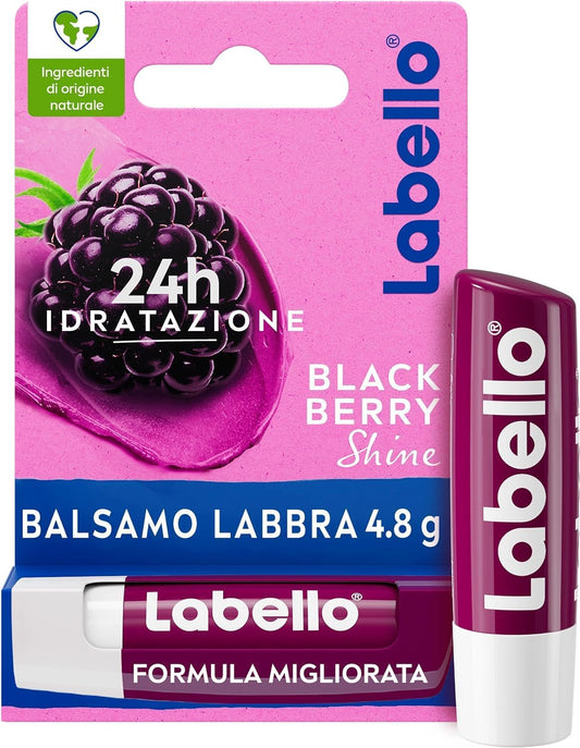 Labello Blackberry Shine Balsamo Labbra idratante 24h, con delicato tocco di colore mora, formula vegana e burro di karité, ideale per labbra morbide e idratate.