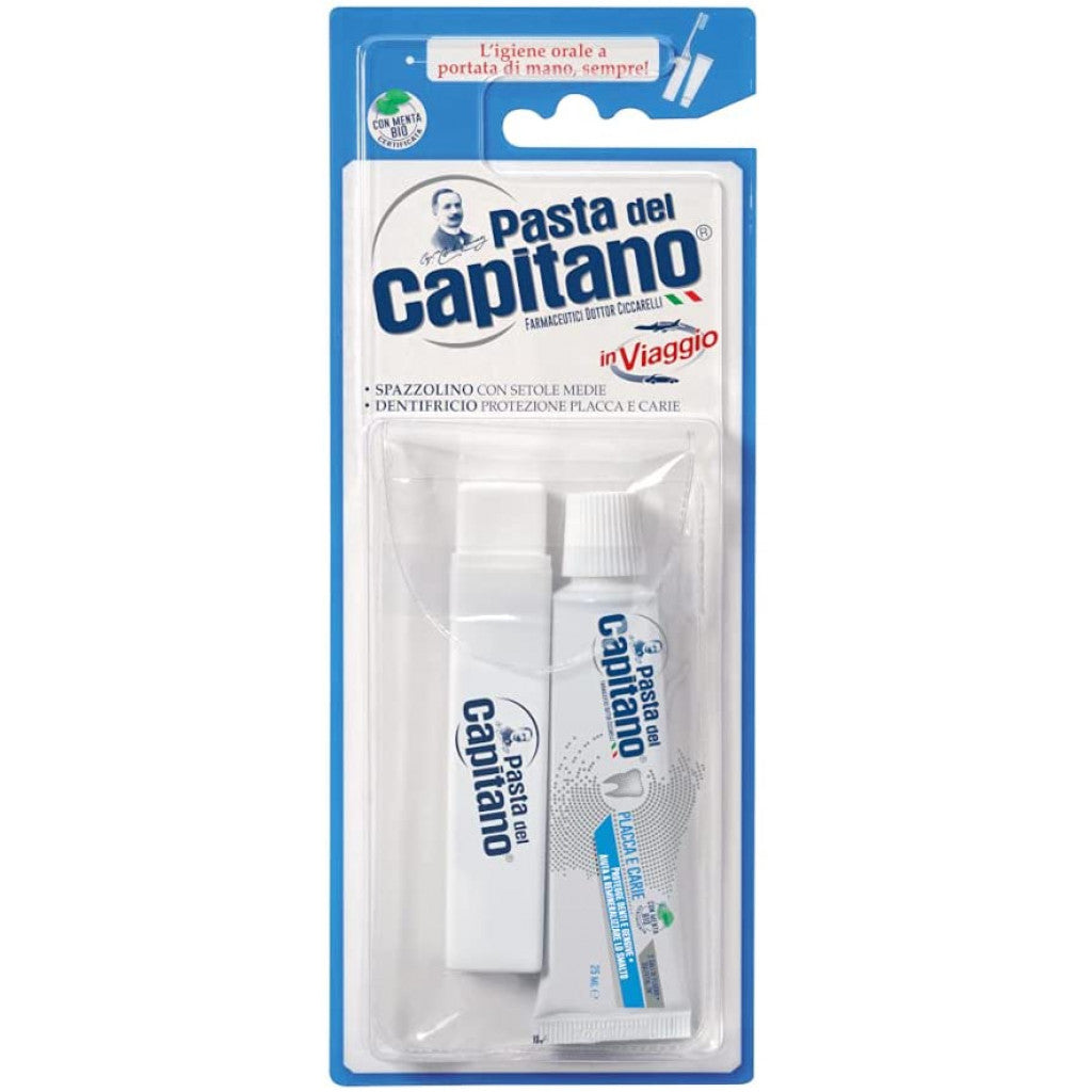 Kit viaggio Pasta del Capitano con spazzolino medio, dentifricio Protezione Completa 25ml e custodia rigida per igiene orale pratica in viaggio.