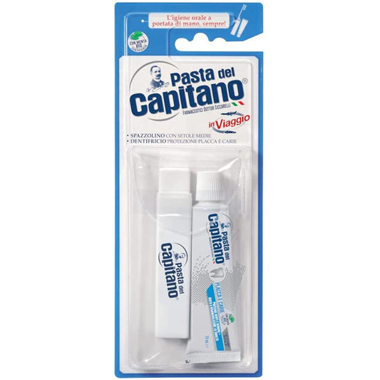 Kit viaggio Pasta del Capitano con spazzolino medio, dentifricio Protezione Completa 25ml e custodia rigida per igiene orale pratica in viaggio.