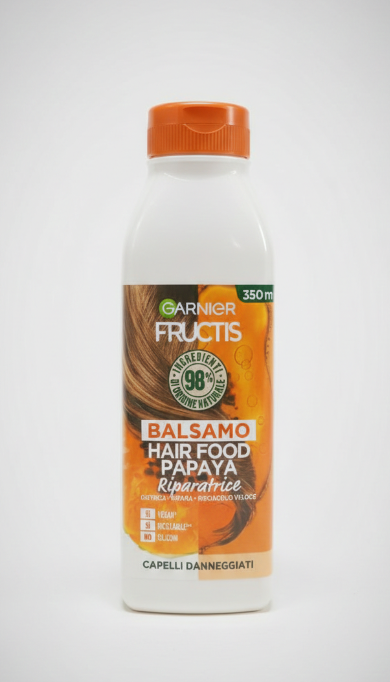 Garnier Fructis Hair Food Balsamo Papaya Riparatore 350 ml, balsamo per capelli danneggiati e fragili, formula vegana con 98% ingredienti di origine naturale e senza siliconi, arricchito con estratto di papaya e oli vegetali per riparare, fortificare e districare la fibra capillare rendendo i capelli più morbidi, forti e luminosi.