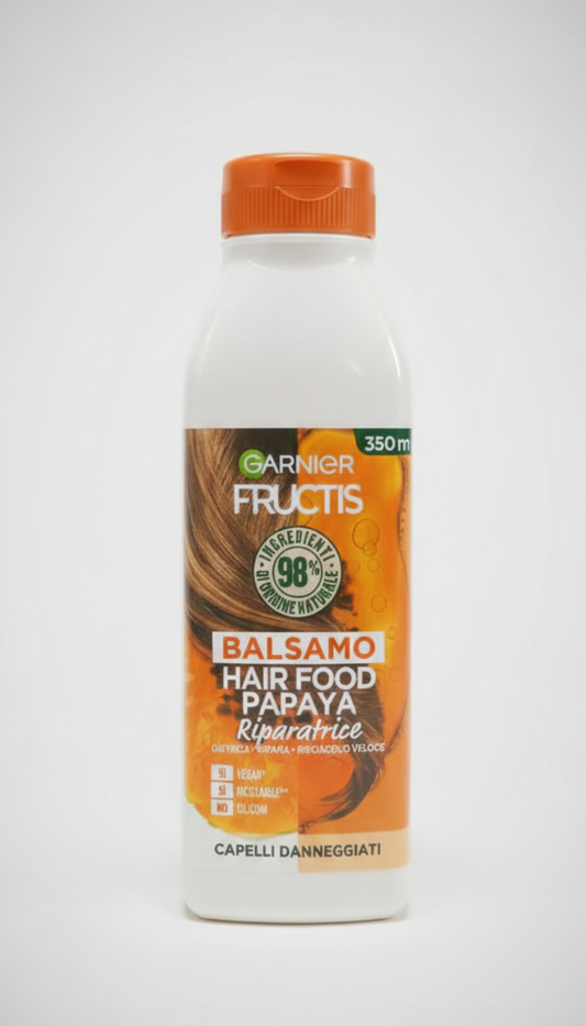 Garnier Fructis Hair Food Balsamo Papaya Riparatore 350 ml, balsamo per capelli danneggiati e fragili, formula vegana con 98% ingredienti di origine naturale e senza siliconi, arricchito con estratto di papaya e oli vegetali per riparare, fortificare e districare la fibra capillare rendendo i capelli più morbidi, forti e luminosi.