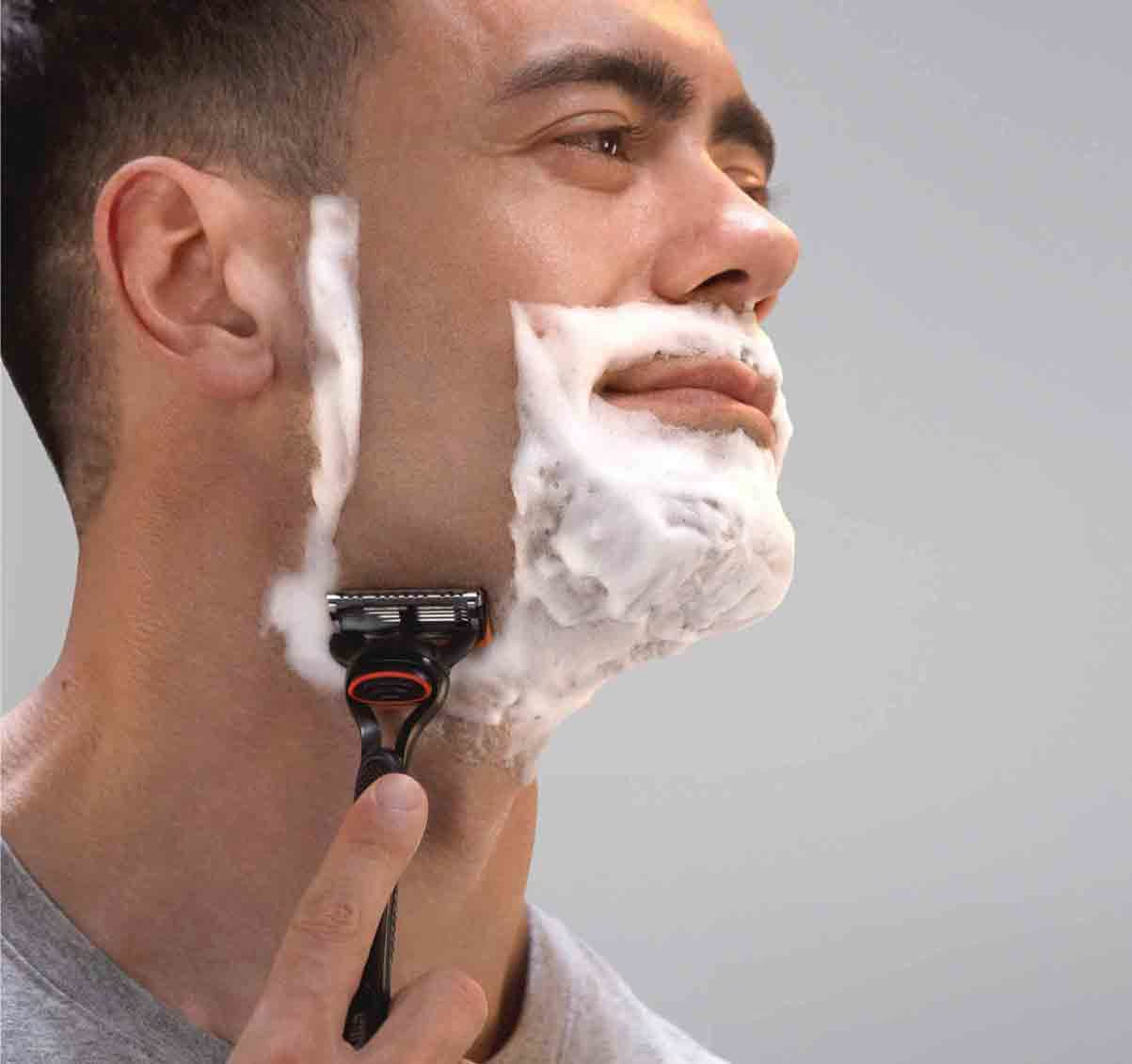 Gillette Fusion5 Rasoio da Uomo | 5 Lame Anti-Attrito di Precisione | Tecnologia a Microalette | 1 Manico + 1 Ricarica | Styling Barba e Rifinitore