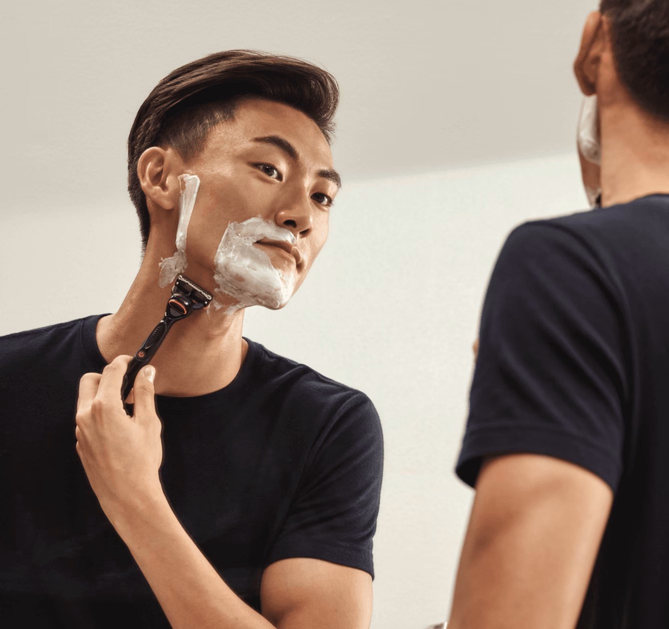 Gillette Fusion5 Power Rasoio da Uomo Motorizzato | Tecnologia a Micro-Impulsi Anti-Attrito | 5 Lame di Precisione + 2 Ricambi | Styling Barba e Rifinitore