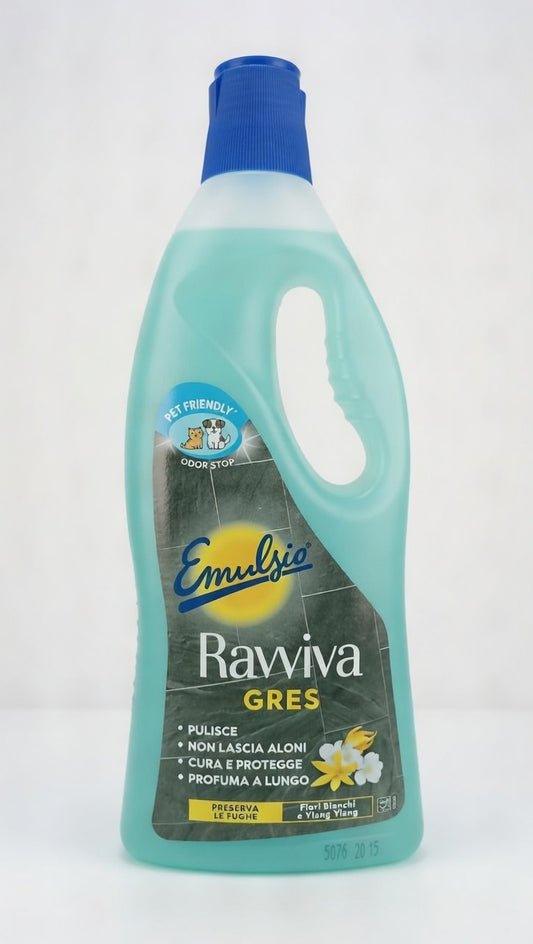 Emulsio Ravviva Gres e Porcellanato 750 ml, detergente specifico per pavimenti in gres e porcellanato con agente antirideposito, protegge le fughe, elimina gli aloni e lascia una profumazione ai fiori bianchi e ylang-ylang.