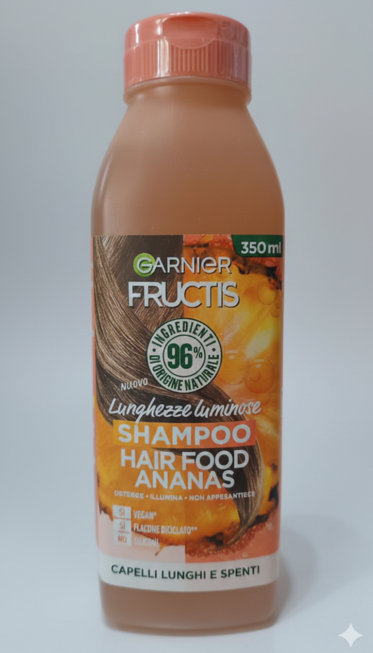 Garnier Fructis Hair Food Shampoo Ananas Illuminante 350 ml, shampoo per capelli spenti e lunghi, formula vegana con 96% ingredienti di origine naturale e senza siliconi, arricchito con estratto di ananas, olio di cocco e amla per detergere delicatamente, illuminare le lunghezze e rendere i capelli più luminosi, leggeri e vitali.