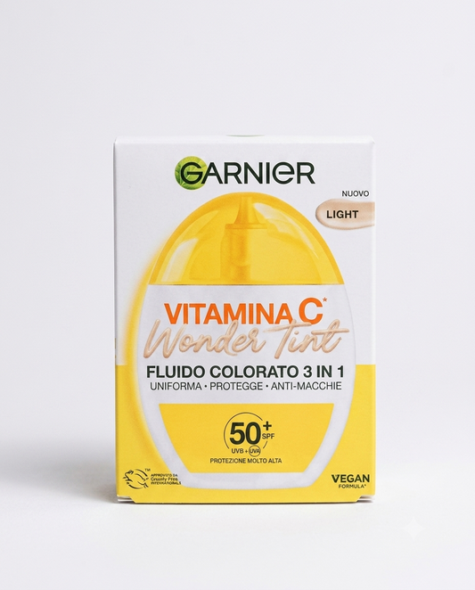 Garnier Vitamina C Wonder Tint Fluido Colorato 3 in 1 SPF50+ Light, fluido viso uniformante con vitamina C, protezione solare alta e azione anti-macchie per un incarnato luminoso e protetto.