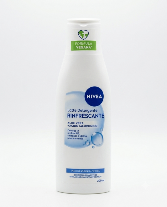 NIVEA Latte Detergente Rinfrescante 200 ml, detergente viso arricchito con fiore di loto, vitamina E e Hydramine®, ideale per pelli normali e secche, rimuove impurità e make-up lasciando la pelle morbida e idratata senza microplastiche.
