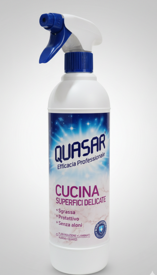 Quasar Cucina Superfici Delicate 580 ml, detergente professionale idoneo HACCP, sgrassa e protegge marmo, laminati e piani a induzione, formula senza aloni ideale per la pulizia quotidiana della cucina.