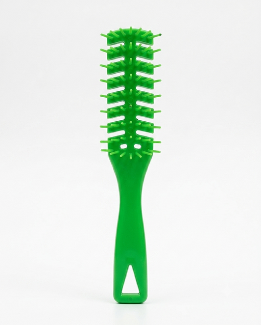 La Briantina Spazzola Rettangolare Straight Detangling con setole morbide, ideale per capelli lisci e sottili, aiuta a districare delicatamente i nodi riducendo il rischio di rottura, massaggia il cuoio capelluto e favorisce una chioma morbida e ordinata. Colori assortiti.